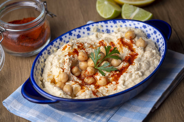 Hummus, chickpea на тарілці, традиційна смачна турецька їжа (турецька назва; Humus) - Фото, зображення