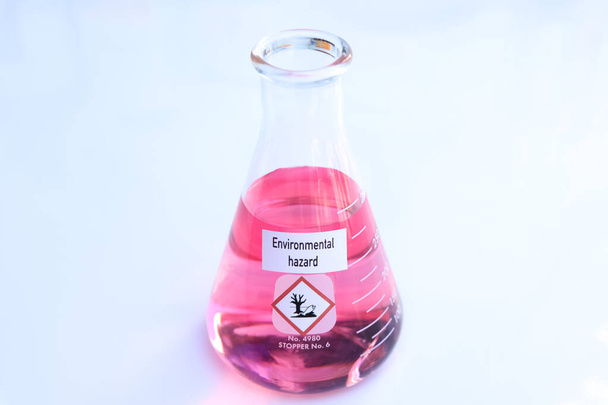 Опасность для окружающей среды Символы химических веществ в стекле, химических веществ в лаборатории или промышленности - Фото, изображение