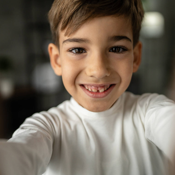 Un ragazzo caucasico bambino sette anni bambino a casa scolaro ritratto - Foto, immagini