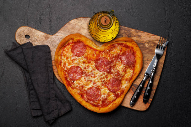 Kalp şeklinde pizza: lezzetli aşk temalı yemek. Düz yatıyordu - Fotoğraf, Görsel