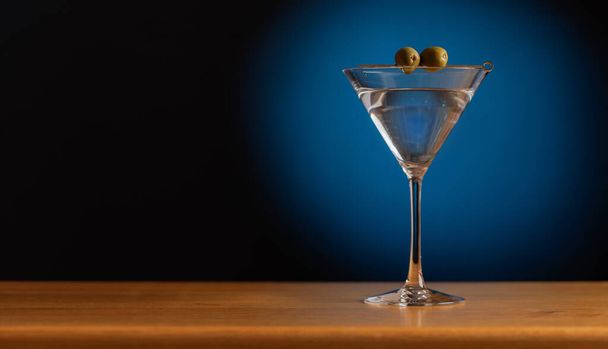Cocktail allure : Cocktail martini classique sur une table de bar avec espace de copie - Photo, image