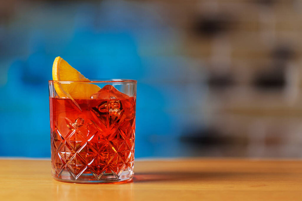 Cocktail allure : Cocktail negroni classique sur une table de bar avec espace de copie - Photo, image