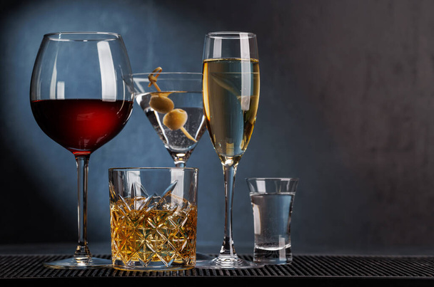 Whiskey, wino, szampan, drinki koktajlowe, eleganckie i kuszące. Z przestrzenią do kopiowania - Zdjęcie, obraz