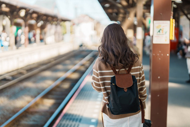 Nainen turisti odottaa juna ja vierailevat Kamakura, Kanagawa, Japani. onnellinen Traveler sightseeing Kamakura rautatieasema. Maamerkki ja suosittu matkailijoille nähtävyys lähellä Tokiota. Matkustaminen ja loma - Valokuva, kuva