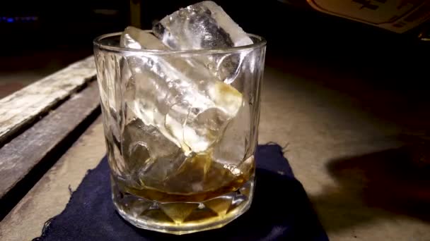 Крупным планом профессионального бармена смешивают алкоголика - Кадры, видео