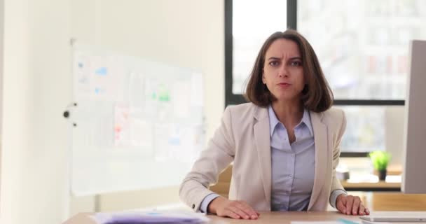 Ενοχλημένη γυναίκα αφεντικό ουρλιάζει στο γραφείο. Ανικανοποίητη επιχειρηματίας που ασκεί συναισθηματικά καθήκοντα - Πλάνα, βίντεο