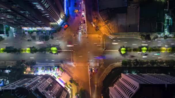 Caducidad aérea del tráfico nocturno en una intersección en Hanoi, Vietnam. - Metraje, vídeo
