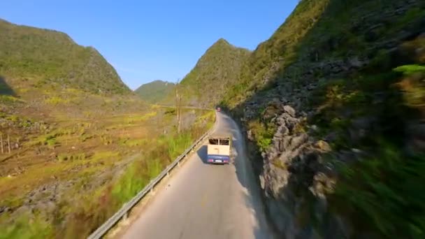 Camion guida su strada panoramica di montagna sul Loop Ha Giang, Vietnam del Nord. - Filmati, video