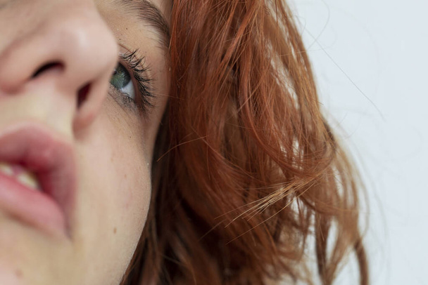 portrait en gros plan d'une adolescente coûteuse aux cheveux roux avec une coiffure anime élégante - Photo, image