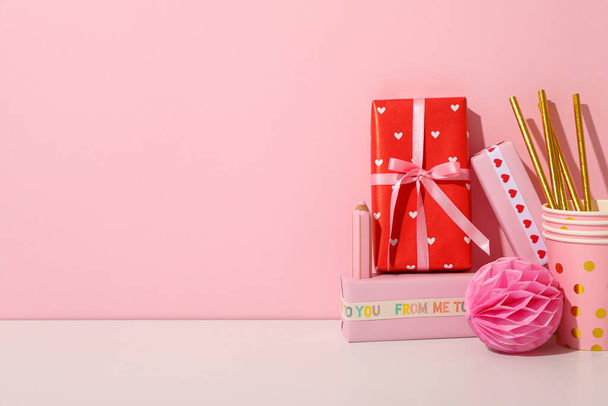 Hart op een stok, accessoire voor Valentijnsdag op een roze achtergrond. - Foto, afbeelding