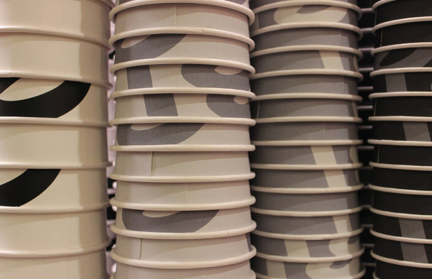Tazas de papel pintadas alineadas en columnas dispuestas por color para café de diferentes fortalezas - Foto, Imagen