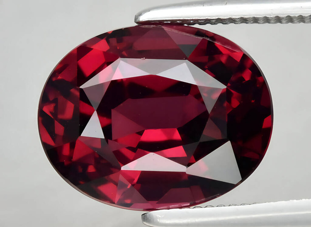 Natural rosa vermelho rhodolite granada jóia no fundo - Foto, Imagem