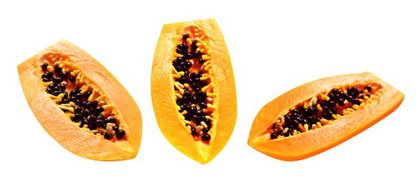 Papaya olgun meyvesi beyaz arka planda kırpma yolu ile izole, gölge yok, sağlıklı tropikal meyve, yarım ve dilimlenmiş, - Fotoğraf, Görsel