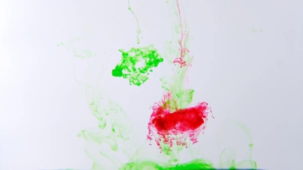  緑色の赤いインクが白い背景に水中に広がる. - 映像、動画