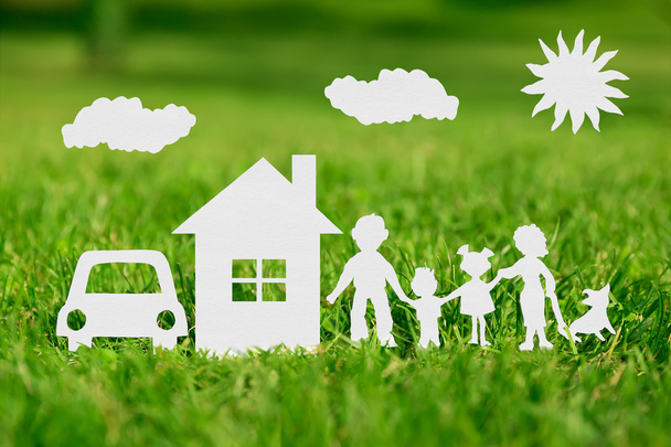 Papercut rodziny z domu i samochodu na zielonej trawie - Zdjęcie, obraz
