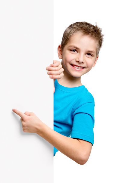 Портрет щасливого маленького хлопчика з білою порожньою
 - Фото, зображення