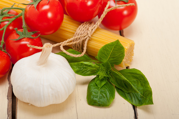 Ingredientes de pasta básica italiana
 - Foto, Imagen