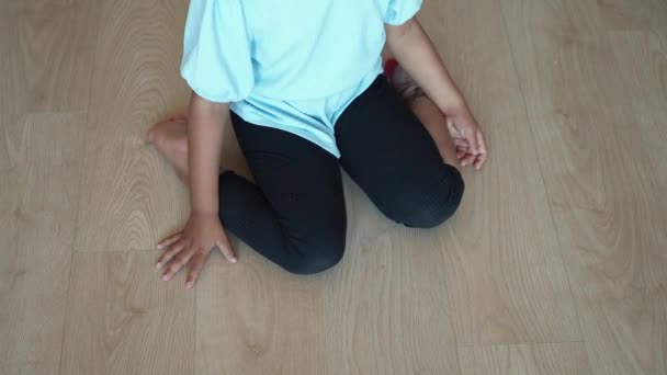  niño sentado W postura en el suelo  - Metraje, vídeo