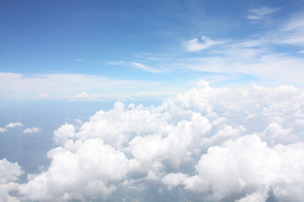 飛行機の窓から見る空のビューと白い雲のレイヤー - 写真・画像