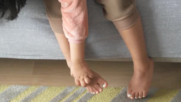  Kind leidet unter juckender Haut an Füßen . - Filmmaterial, Video