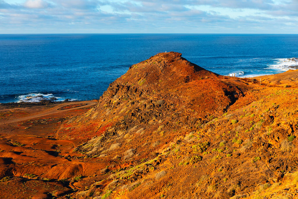 Vulkanikus szikla bazaltikus képződmény a Kanári-szigeteken Spanyolországban. Vulkáni táj az Atlanti-óceán partvidékén - Fotó, kép