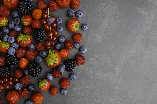 Bessen. Diverse kleurrijke bessen Aardbei, Framboos, Blackberry, Bosbessen close-up Bio Fruit, Gezond eten, Veganistisch eten, dieet - Foto, afbeelding