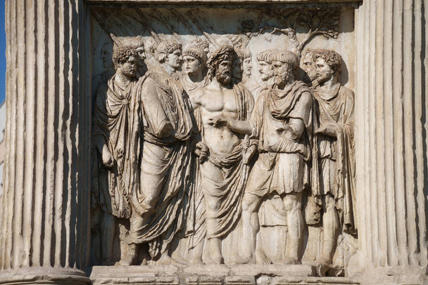 Benevento, Campania, Italy: the Roman Arco di Traiano, ιστορικό μνημείο με γλυπτά, το πρωί - Φωτογραφία, εικόνα