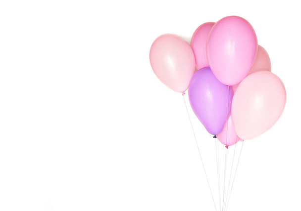 Εορταστικό μπαλόνι Ευχετήρια κάρτα mock up. Παρουσιάστε πρότυπο banner. Ροζ εορταστικά μπαλόνια σε λευκό φόντο. - Φωτογραφία, εικόνα