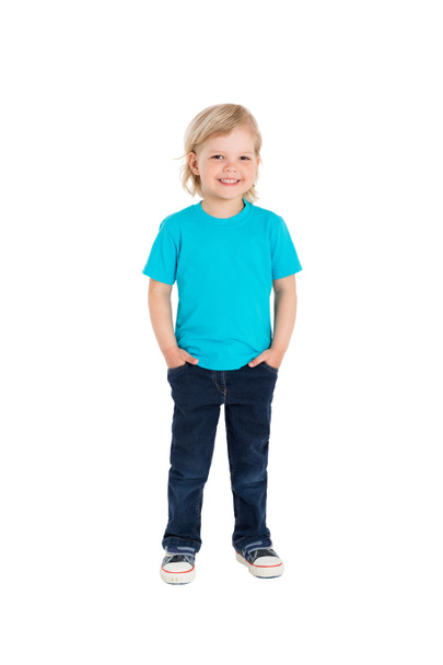 Lächelndes kleines Mädchen in blauem T-Shirt auf weißem Hintergrund - Foto, Bild