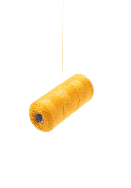 carretes de color amarillo cosiendo algodón flotante - Foto, Imagen