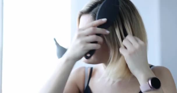 Portret van schreeuwende vrouw met kam en ernstig haarverlies. Haaruitval en kaalheid - Video