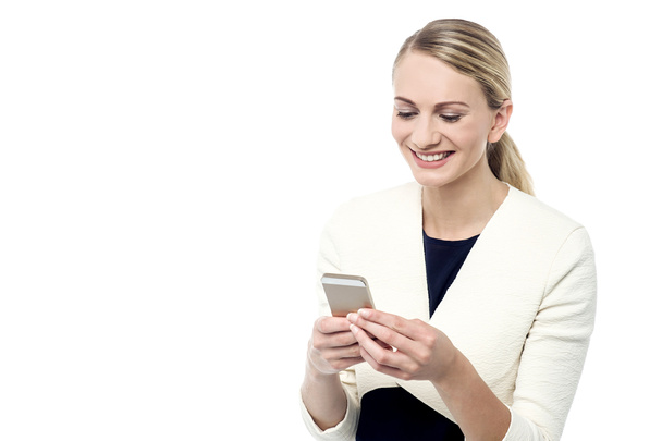 Businesswoman reading a sms - Foto, Imagen