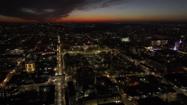 夜間に大聖堂と政府の建物を持つシナウ中心街の空中ドローンビュー. モルドバ - 映像、動画