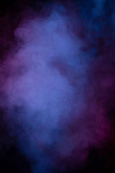 Синий и фиолетовый пар на черном фоне. Копирование пространства. - Фото, изображение