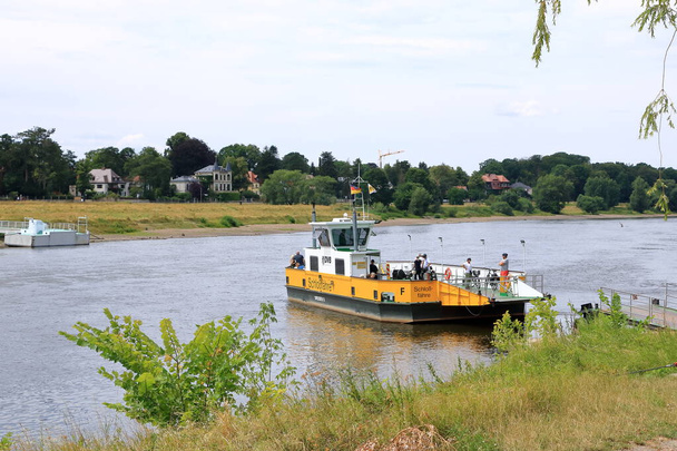 23 de julho de 2023 - Pillnitz, Dresden, Alemanha: O ferry-boat em Dresden conecta Pillnitz com Kleinzschachwitz e é operado pelo Dresdner Verkehrsbetriebe DVB - Foto, Imagem