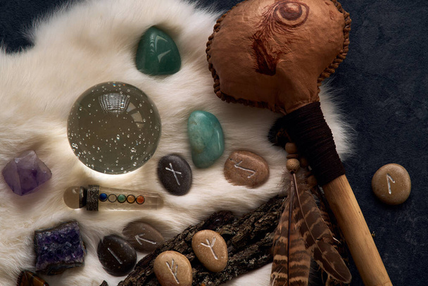 kamienie runowe, szamani grzechoczą, kamienie szlachetne i kryształowa kula na białym futrze to obiekty do przewidywania przyszłości - Zdjęcie, obraz