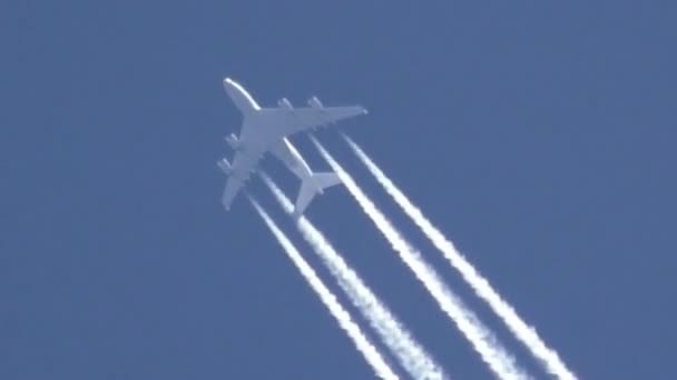 Vliegtuig met contrails in een hemel - Video
