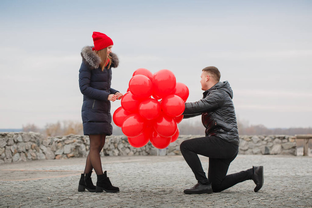 Coppia giovane con palloncini rossi. Concetto di San Valentino - Foto, immagini