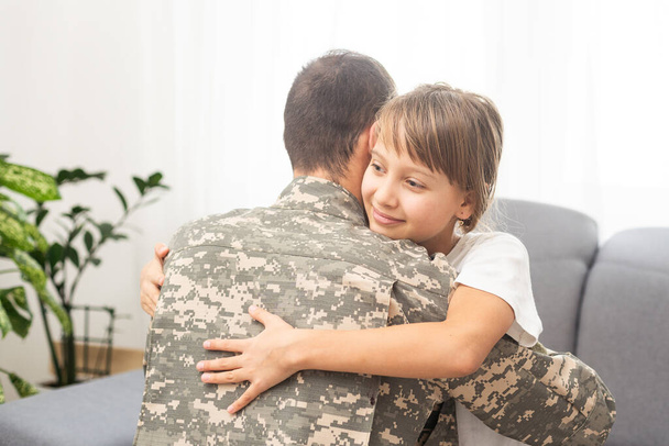 O pai militar a abraçar a filha. Foto de alta qualidade - Foto, Imagem