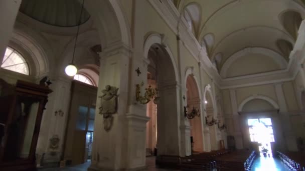 Неаполь, Кампания, Италия 27 декабря 2023 года: Интерьер Папской королевской базилики XVI века в Сан-Джакомо-дельи-Спаньоли на площади Муниципио - Кадры, видео