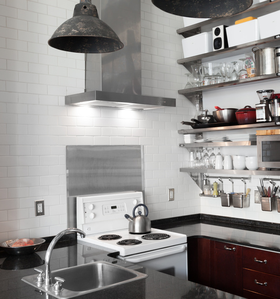 Utensílios de cozinha dispostos em uma cozinha doméstica
 - Foto, Imagem