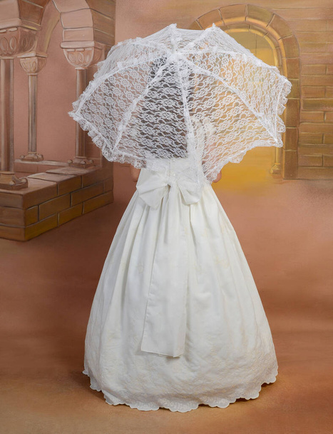 Dziewczyna w białej sukience i parasol od tyłu - Zdjęcie, obraz