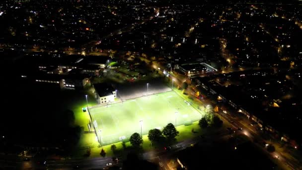 Luchtfoto van de verlichte Britse stad tijdens de nacht. Luton, Engeland Verenigd Koninkrijk. 3 november 2023 - Video