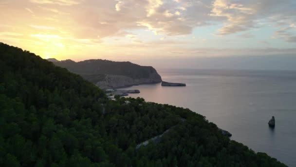 Mountain Sunset kleurrijke Cloud Island Ibiza 2023. fly reverse drone Hoge kwaliteit 4k beeldmateriaal - Video