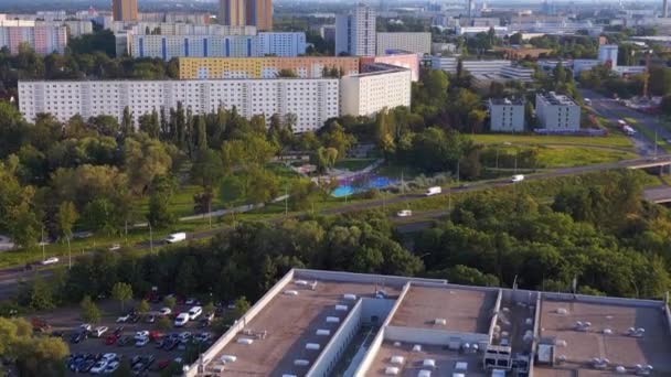 complejo de viviendas prefabricadas, edificio de sistemas de paneles Berlin Marzahn Alemania Europa verano 2023. panorama general drone 4k cinematic - Metraje, vídeo