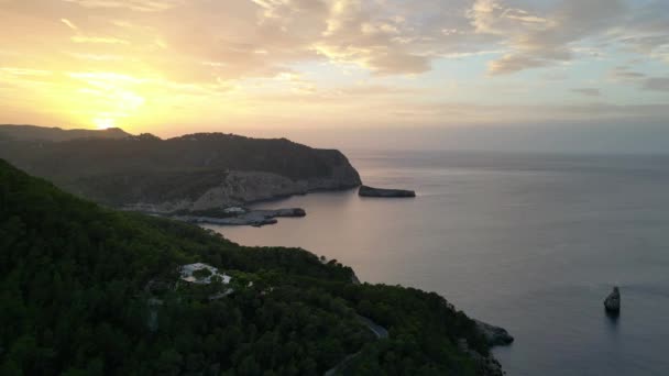 Mountain Sunset kleurrijke Cloud Island Ibiza 2023. dalende drone Hoge kwaliteit 4k beeldmateriaal - Video