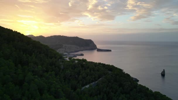 Montagne Coucher de soleil coloré Cloud Island Ibiza 2023. panorama aperçu drone Images 4k de haute qualité - Séquence, vidéo