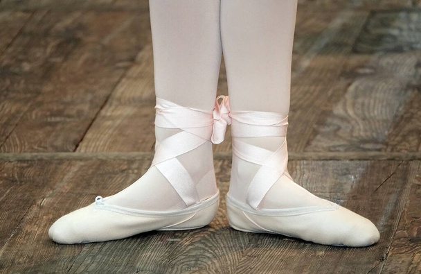 Dziecięce stopy w szpiczastych butach, zajęcia w pracowni baletowej dla dzieci - Zdjęcie, obraz