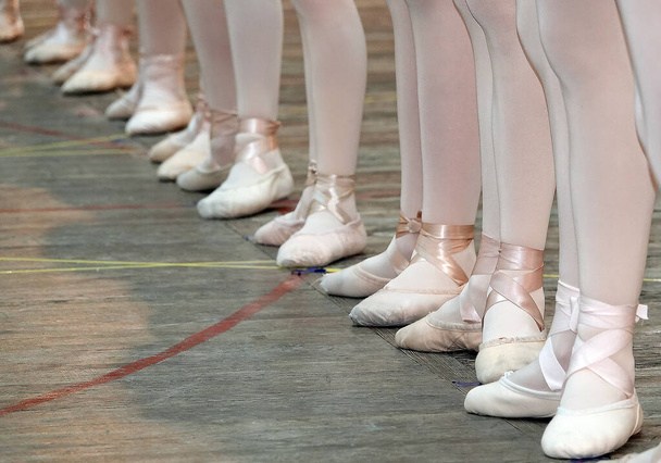 Pies de niños en zapatos de punta, clase en un estudio de ballet para niños - Foto, imagen