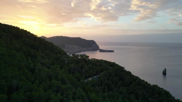 Mountain Sunset kleurrijke Cloud Island Ibiza 2023. dalende drone Hoge kwaliteit 4k beeldmateriaal - Video